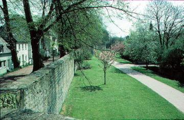 Wallanlage und Stadtmauer mit Promenade am Jakobitor