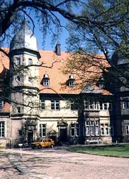 Schloss Barntrup: Vorplatz mit Blick auf die Eingangsfront