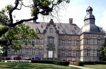 Schloss Overhagen, Hauptfront mit Eingangsportal - Bj. 1619, Baumeister Laurenz von Brachum, Lipperenaissance, seit 1962 Gymnasium