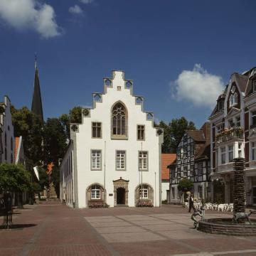Marktplatz und Rathaus, erbaut im 14. Jahrhundert