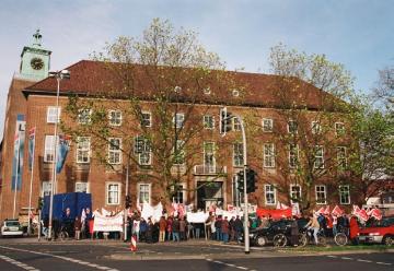Münster, November 2002: Demonstration der Gewerkschaft "ver.di" (Öffentliche Dienste, Transport und Verkehr) vor dem Landeshaus, Verwaltungssitz des Landschaftsverbandes Westfalen-Lippe