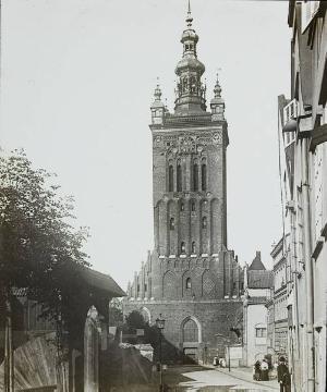 Kath. St.-Katharinen-Kirche in Danzig-Altstadt, Ursprungsbau 13. Jh., in heutiger Bauform seit dem 15. Jh., Turmhelm von 1634. Undatiert, um 1924?