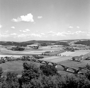 Weserbrücke mit Blick in das Ravensberger Hügelland