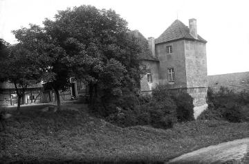 Haus Dahl an der Lippe bei Bork, errichtet im 14./15. Jh., erstmalige Errichtung im 11./12. Jh. am Gegenufer vermutet
