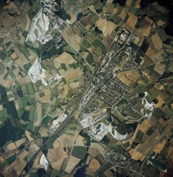 Neubeckum, Agrarfläche rund um Neubeckum mit zahlreichen Kalksteinbrüchen, im Süden der Verlauf der Autobahn A2  mit der Anschlussstelle AS Beckum-Neubeckum