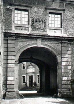 Schloss Rheda, Toreinfahrt mit Wappen