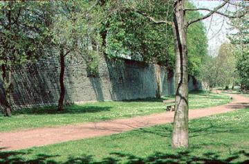 Wallanlage und Stadtmauer mit Promenade 