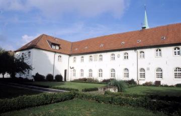 Franziskanerkloster Warendorf, 2003: Klostergarten und Rückfront des Barockbaus, 1652 an der Stadtmauer errichtet