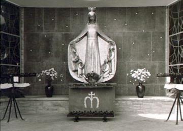Marienplastik aus Bronze in der Kapelle