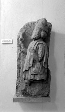Heimatmuseum: Almosenspendender Pilger, Steinrelief aus der ehemaligen Pilgerherberge, um 1340
