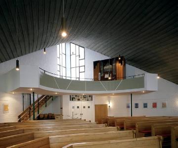 Martin Luther-Kirche, Kirchenhalle mit Blick zur Orgel (Mecklenbecker Straße 437)