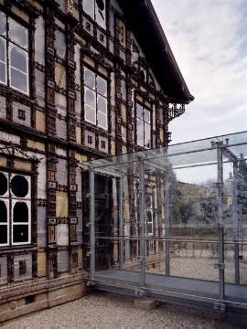 Museum "Junkerhaus", Lemgo - ehemaliges Wohnhaus des Künstlers Karl Junker (*1850, +1912), erbaut um 1890, Gesamtkunstwerk der Holzbildhauerei, hier: Rückfront mit Glasgang zum angegliedertem Neubau, Hamelner Straße 36