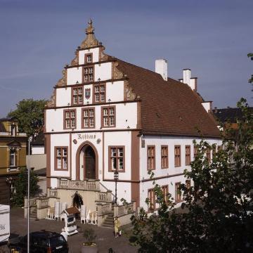Das Rathaus, erbaut im 16. Jahrhundert in den Stilformen der Gotik und Weserrenaissance