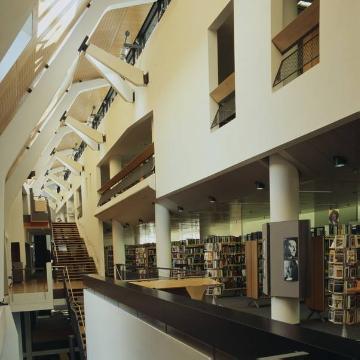 Neue Stadtbibliothek, erbaut 1993: Blick in die Büchergalerien