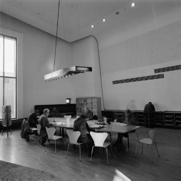 Neue Stadtbibliothek, erbaut 1993: Blick in den Lesesaal