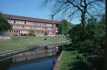 Blick über die Aa zur Juristischen Fakultät der Westfälischen Wilhelms-Universität