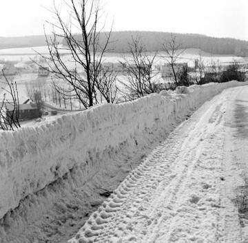Verschneite Straße im Heinrichtal