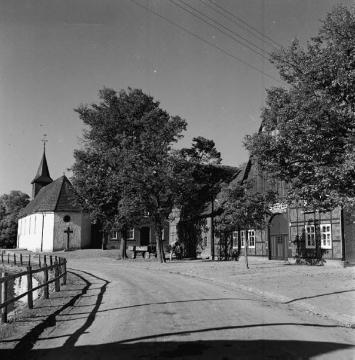 Dorfstraße mit Dorfkirche und Anger in Löwendorf