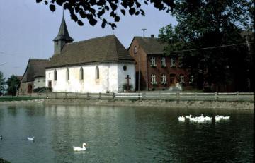 Dorfkirche und Dorfweiher in Löwendorf