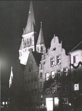 Marktplatz 1949 bei Nachtbeleuchtung: Giebelzeile und Kirchturm von St. Laurentius