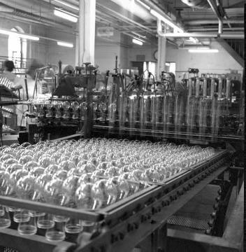 Merkur Glühlampenfabrik: Glaskolbenpaletten in der Fertigungshalle