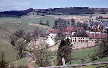 Das Dorf Iggenhausen und der Sauerbach mit Blick auf den Reischlagsberg