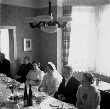 Hochzeit der Familien Fasselt (genannt Welchering) - Schmelzer, Gesellschaft beim Essen