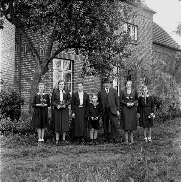 Familie Anton Fasselt vor dem Haus in Brünen-Havelich