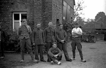 Polnische Kriegsgefangene vor ihrer Unterkunft in "Arns Scheune". Raesfeld, 1940.