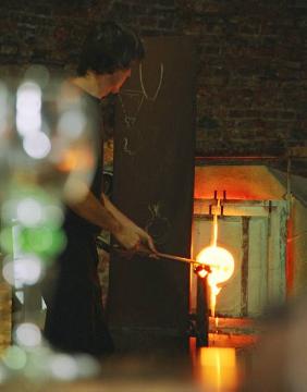 LWL-Industriemuseum Glashütte Gernheim: Schauproduktion von Glaspokalen nach historischer Vorlage - hier: Ausarbeitung der "Kuppa" aus dem glühenden Rohling