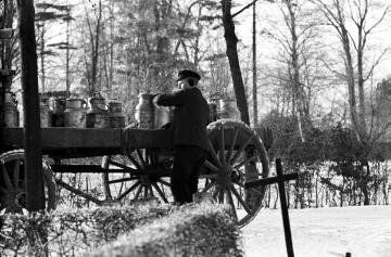 Josef Schweers mit einer Milchfuhre im Winter