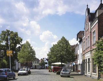 Ortszentrum Freckenhorst: Stiftsmarkt an der Stiftskirche St. Bonifatius. Warendorf-Freckenhorst‎, 2014