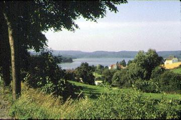 Der Möhnesee bei Drüggelte mit Blick vom Haarstrang zum Arnsberger Wald
