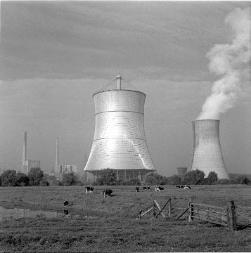 Kühltürme des Kraftwerkskomplexs der VEW (Vereinigte Elektrizitätswerke Westfalen); im Vordergrund Trockenkühlturm des THTR-300 (Thorium-Hoch-Temperatur-Reaktor)