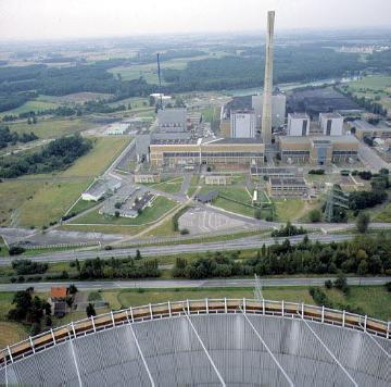 Blick vom Kühlturm auf den Kraftwerkskomplex der VEW (Vereinigte Elektrizitätswerke Westfalen)