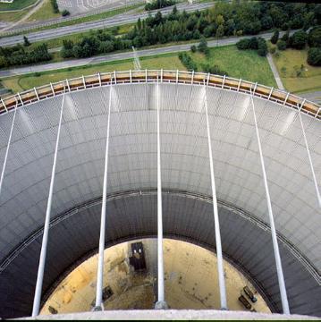 Blick in den Trockenkühlturm des THTR-300 (Thorium-Hoch-Temperatur-Reaktor) der VEW (Vereinigte Elektrizitätswerke Westfalen)