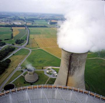Dampfender Kühlturm der VEW (Vereinigte Elektrizitätswerke Westfalen)