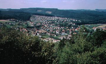 Blick vom Bilsteinturm auf Niedermarsberg, Ortsansicht mit junger Einfamilienhaus-Siedlung im Hintergrund