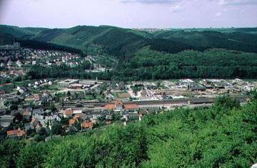 Blick vom Bielstein auf Niedermarsberg mit Bahnhof und Gewerbegebiet - im östlichen Hintergrund der Ortsteil Essentho auf der Paderborner Hochfläche