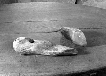 Zeugnisse der Vorzeit: steinzeitliches Werkzeug, Hirschhornaxt und Feuersteinbeil in Seitenansicht
