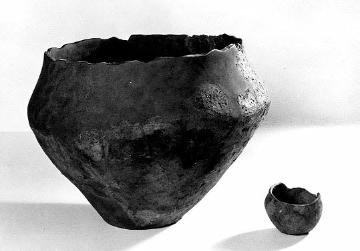 Zeugnisse der Vorzeit: 'Knickrand-Urne' und Grabbeigabegefäß aus Lette, Bronzezeit (ca. 800 v.Chr.) im Hamaland-Museum in Vreden