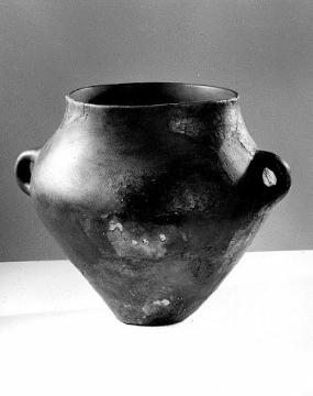Zeugnisse der Vorzeit: 'Knickrand-Urne' mit Henkel im Hamaland-Museum in Vreden