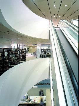 Stadt- und Landesbibliothek, Königswall 18: Rolltreppe und Blick in die Lesesäle