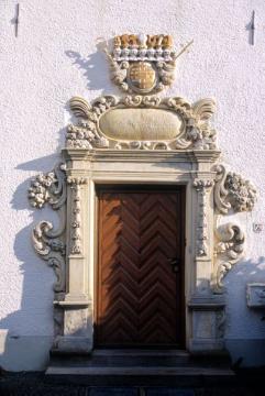 Franziskanerkloster Warendorf, 2003: Portal am Westflügel des 1652 errichteten Barockbaus mit Wappen des Fürstbischofs Ferdinand von Fürstenberg, bez. 1683