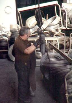 Drahtzieherei Claas: Arbeiter beim Verladen von Drahtrollen (im Rahmedetal)