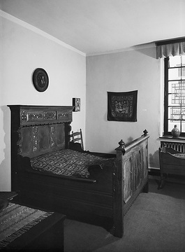 Ausstellung Modernes Wohnen, 1961: Rustikales Bett mit Holzschnitzereien