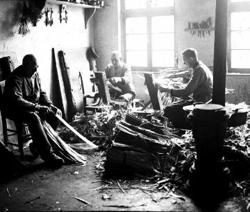 Wannenmacher beim Holzspleissen in der Werkstatt