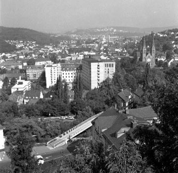 Blick vom Oberen Schloss nach Norden Richtung Weidenau und Universität Siegen am Haardter Berg (seit 1972), Bildmitte: Marien-Krankenhaus und kath. St. Michael-Kirche. Ansicht 1980.