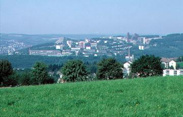 Blick vom Giersberg auf den Hardter Berg in Weidenau mit Gesamthochschule. Siegen, 1980.