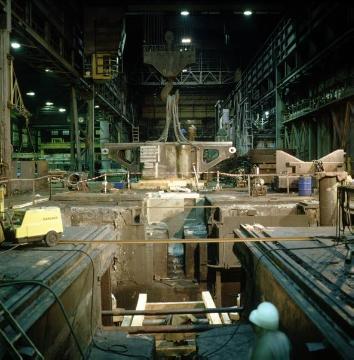Henrichshütte: Die Grube vor dem Einsetzen des neuen Tischholms der Stahlpresse